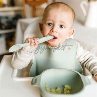 Mess-Free Meals: A Durable Silicone Bib for Your Little One